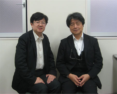事務局長（左）　橋本先生（右）